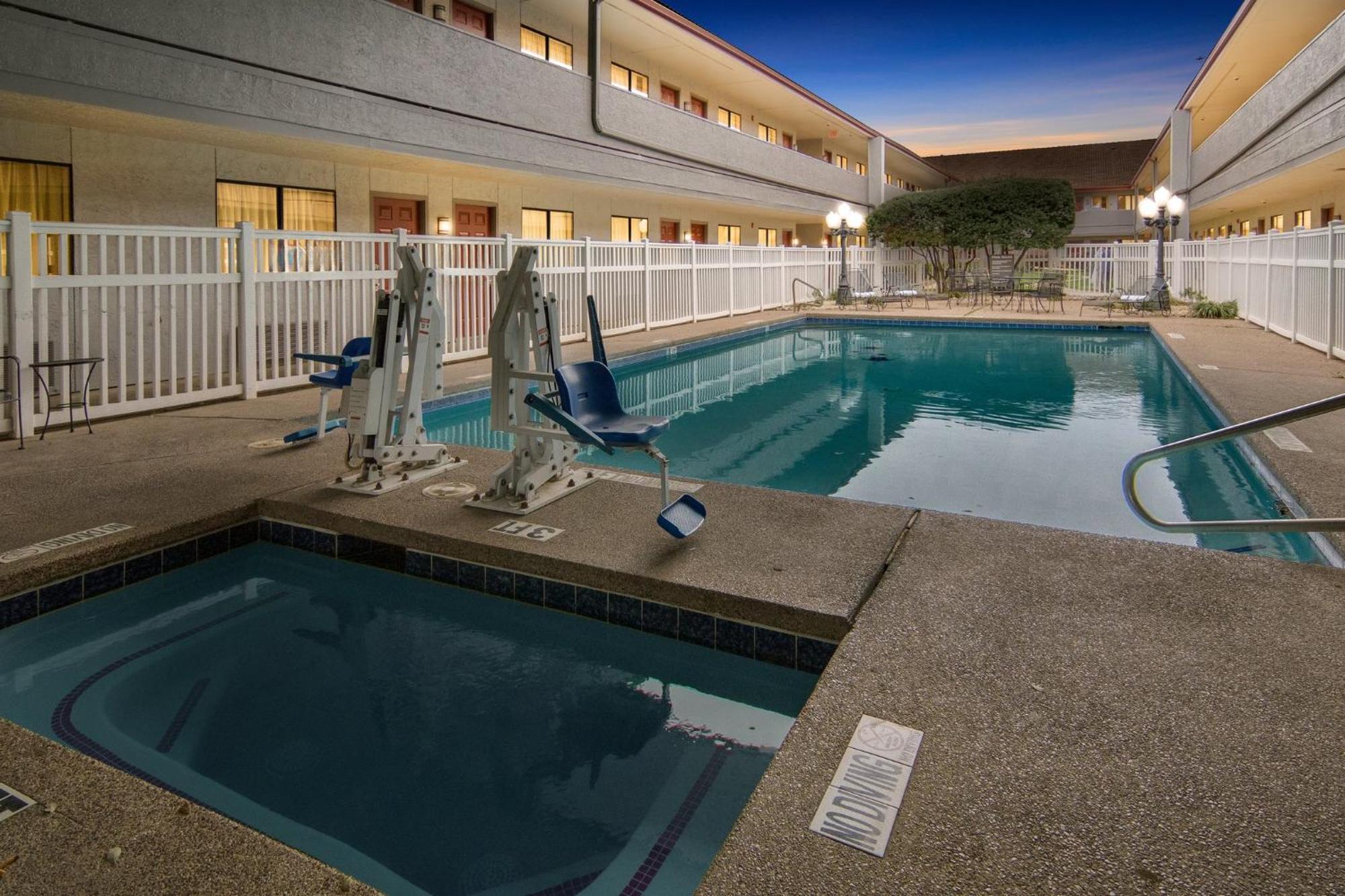 Red Roof Inn & Suites Irving - Dfw Airport South Bagian luar foto
