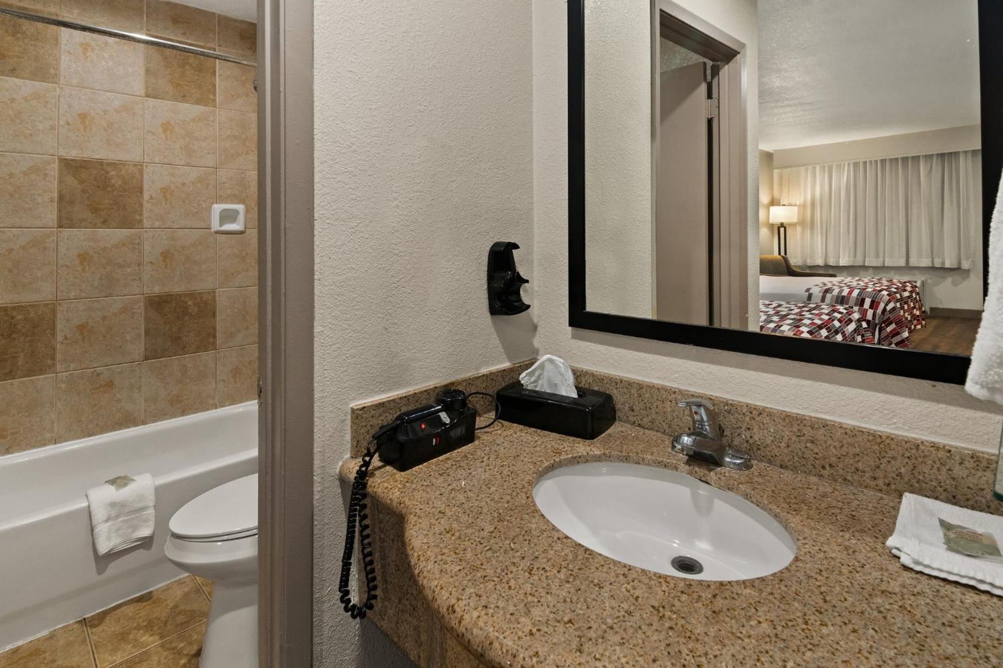 Red Roof Inn & Suites Irving - Dfw Airport South Bagian luar foto