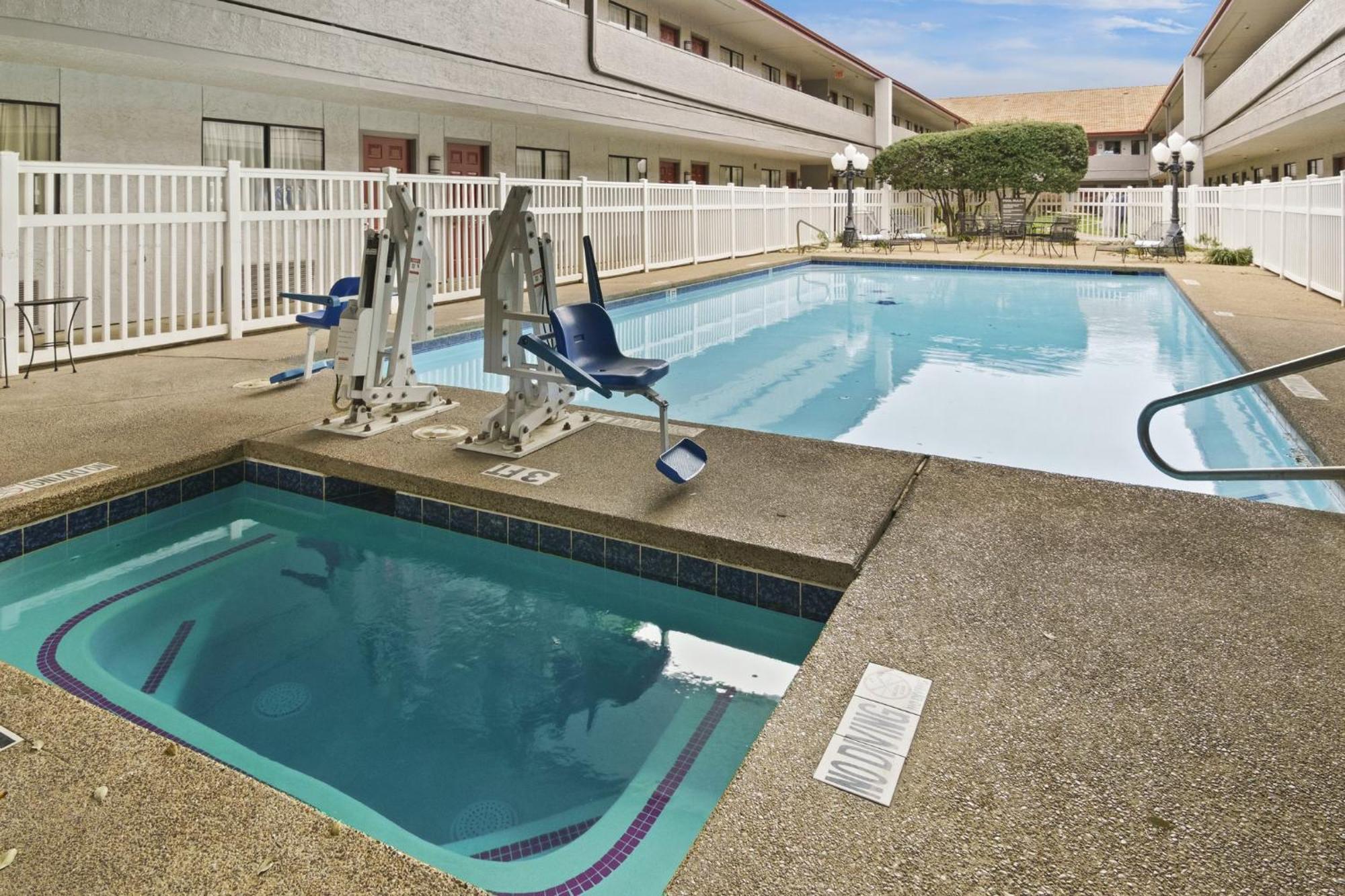 Red Roof Inn & Suites Irving - Dfw Airport South Bagian luar foto