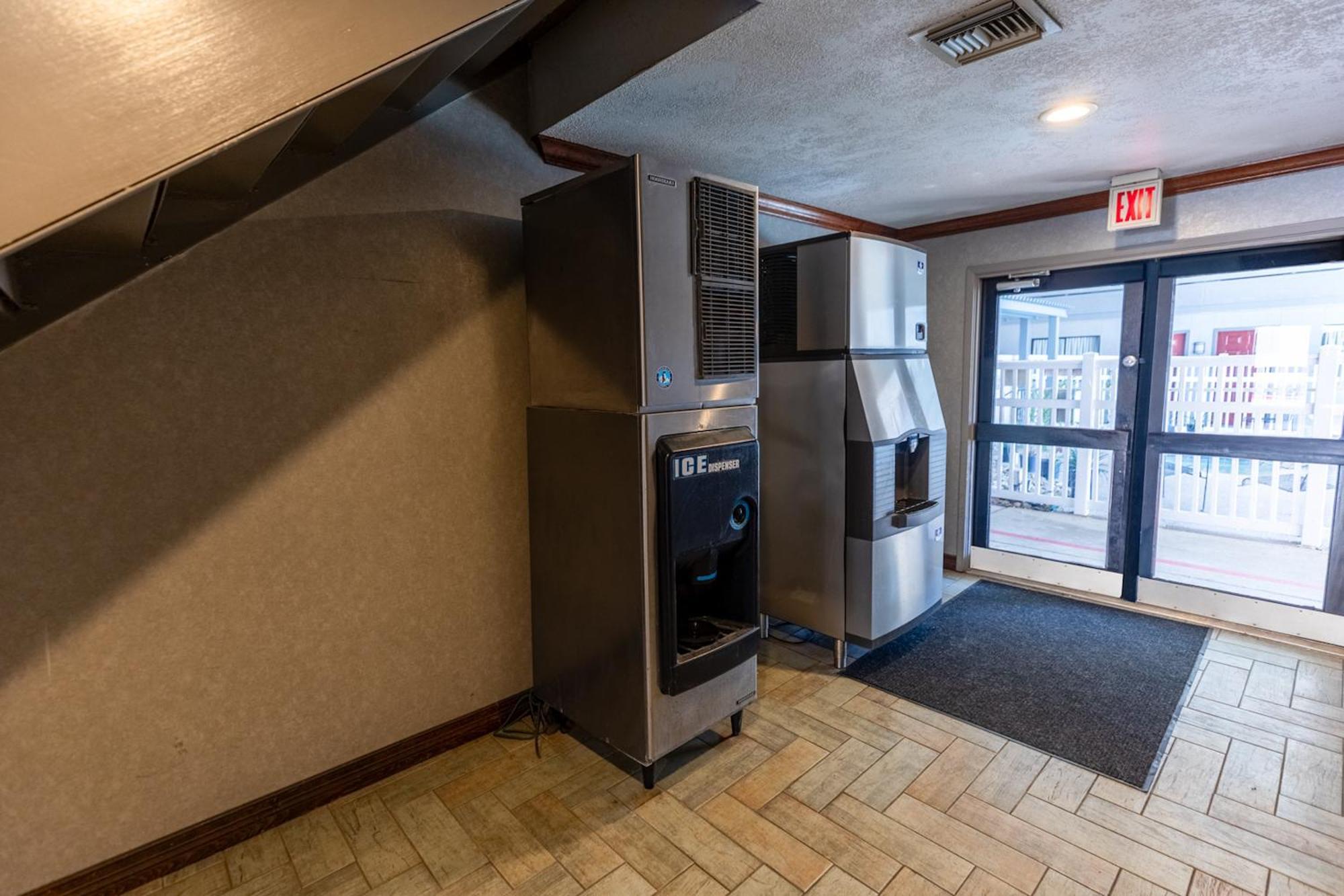Red Roof Inn & Suites Irving - Dfw Airport South Bagian luar foto